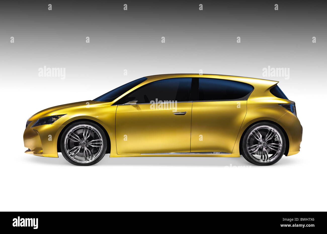 Licence disponible sur MaximImages.com - voiture concept hybride Lexus LF-CH Gold brillant. Isolé sur un arrière-plan blanc avec un masque. Banque D'Images