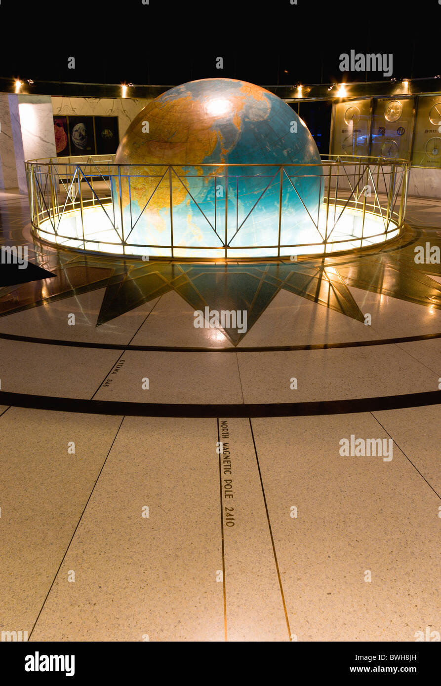USA, New York, New York, Manhattan, le globe tournant dans le hall de l'Art Déco Daily News Building sur la 42ème rue à Midtown. Banque D'Images