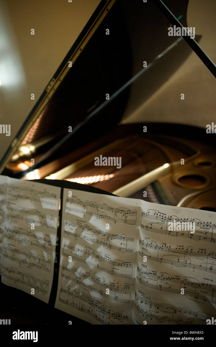 Papier musique avec piano ouvert. Banque D'Images