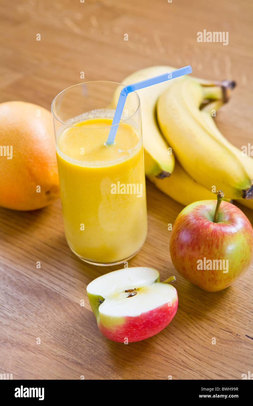 Un Smoothie aux fruits sains avec des fruits sur une table de cuisine Banque D'Images