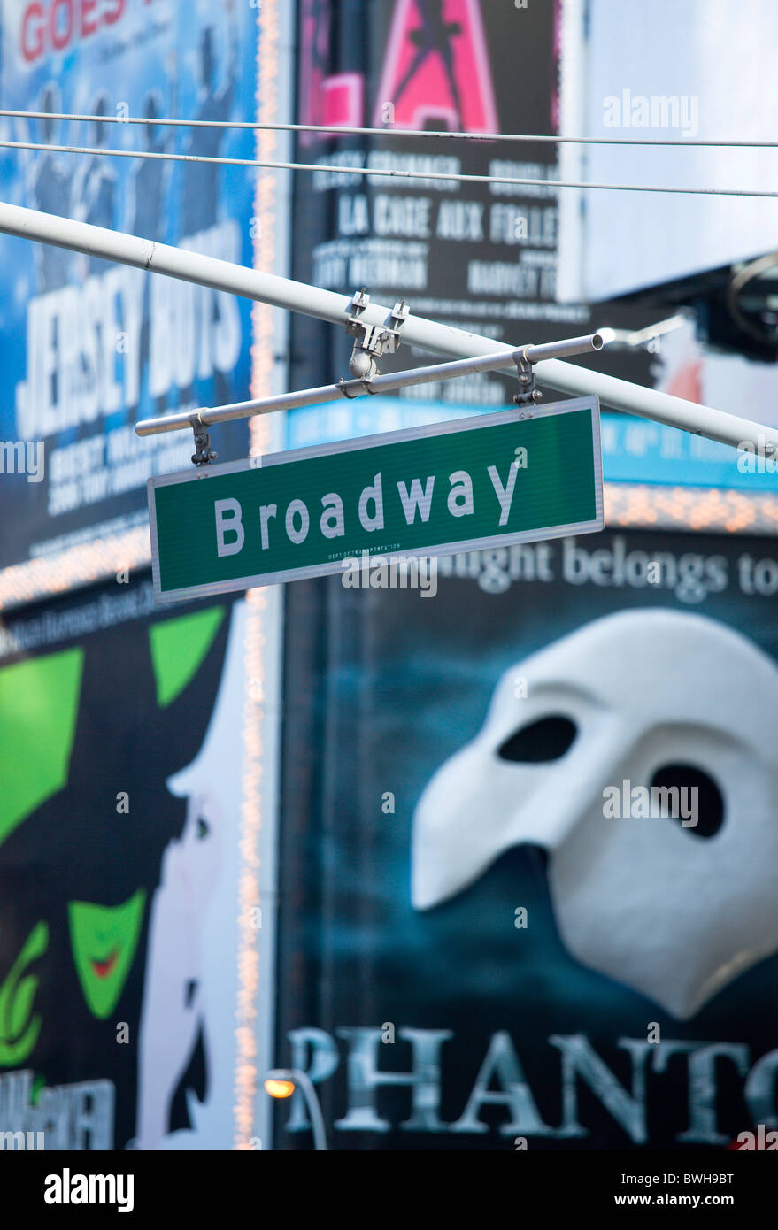 USA, New York, Manhattan, les frais généraux de signalisation pour Broadway avec son spectacle de théâtre des affiches ou des panneaux publicitaires sur les immeubles au-delà. Banque D'Images