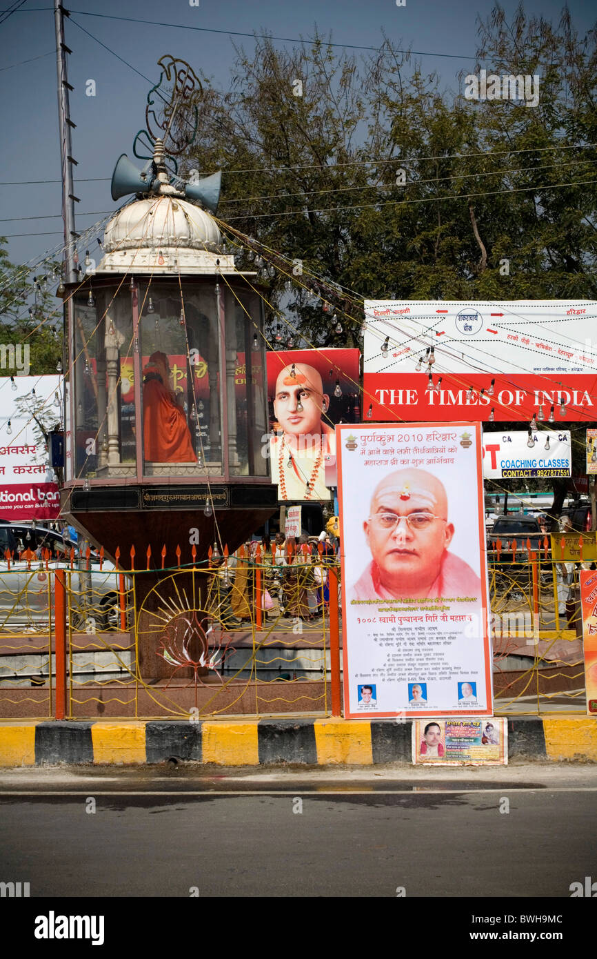 Affiches de la ville sainte de Haridwar Inde Naga Baba dans la rue d'Haridwar pendant la festival Kumbh Mela, Uttarakhand, Inde. Banque D'Images