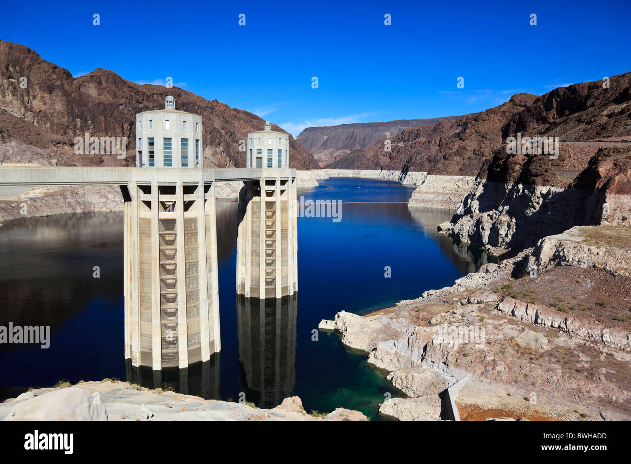 Le Barrage Hoover, près de Las Vegas, le niveau d'eau après avoir déjà  chuté d'environ 30 m, Boulder City, historiquement Junction City Photo  Stock - Alamy