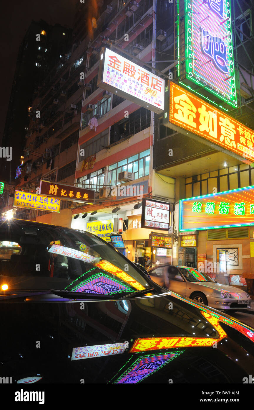 Hong Kongs lights reflète dans une voiture noire Banque D'Images