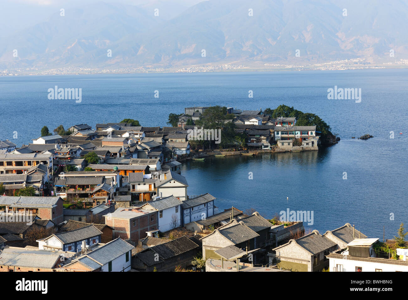 Paysage du lac et du village de Shuanglang town, dans la ville de Dali, Yunnan province de Chine Banque D'Images