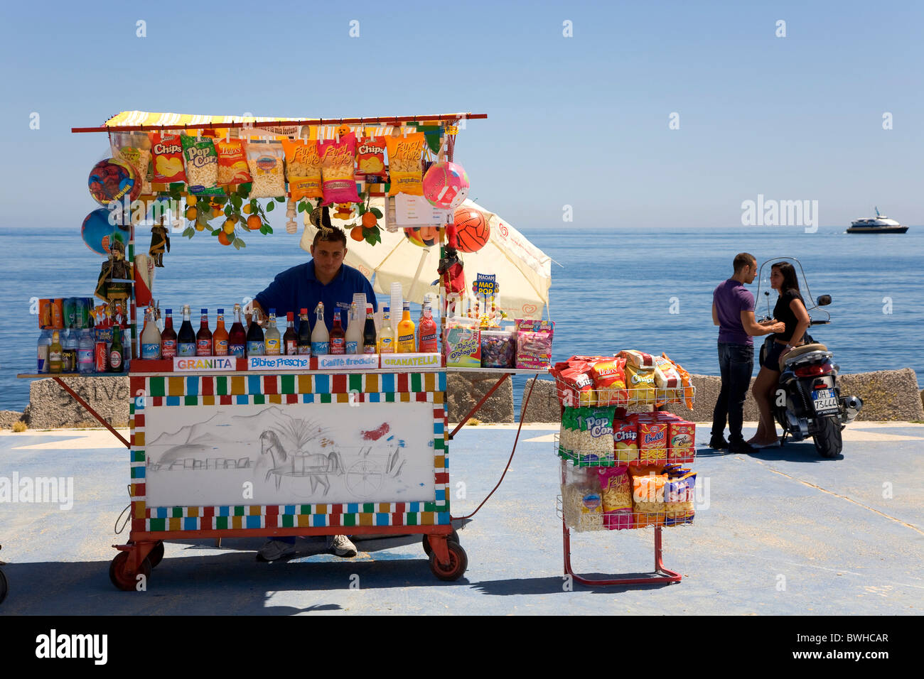 Kiosque Mobile, en couple, en mobylette dans le port, Palerme, Sicile, Italie, Europe Banque D'Images