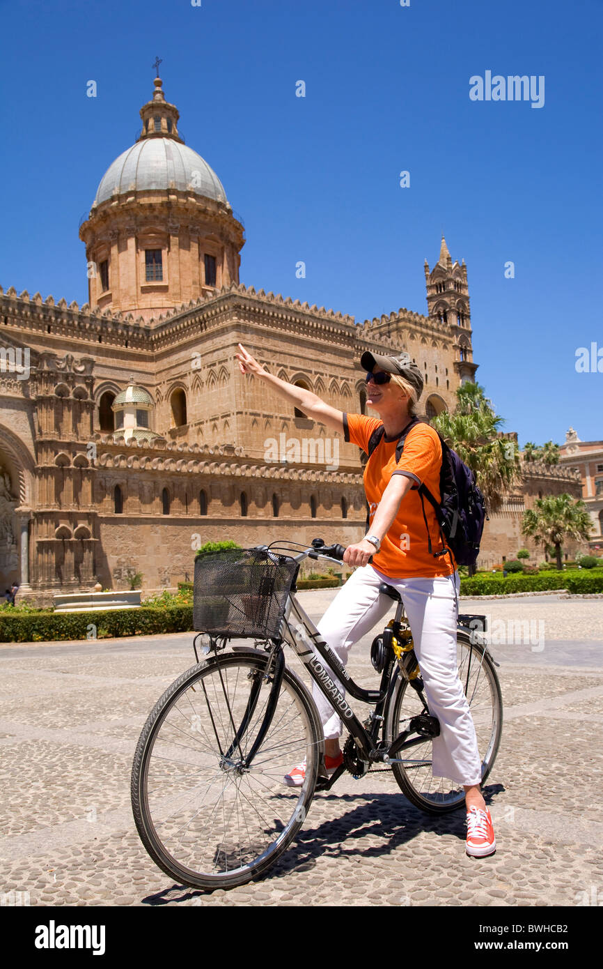 Guide vélo Sylvia, un tour à vélo dans BiSicily avec Palerme, de la cathédrale de Palerme, Sicile, Italie, Europe Banque D'Images