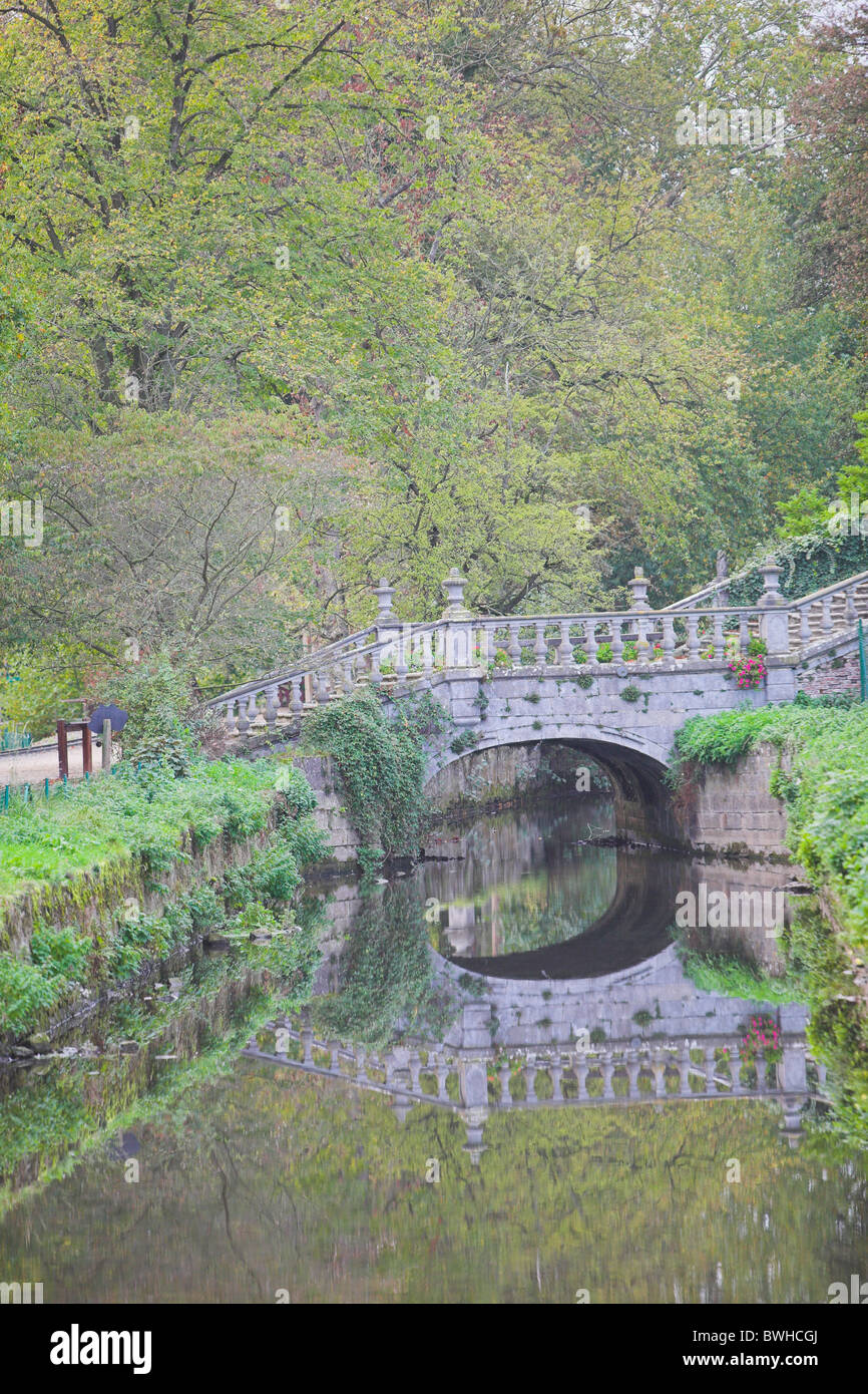 Photo de paysage classique du pont de pierre sur l'eau et réfléchir sous des arbres à feuillage d'automne Banque D'Images