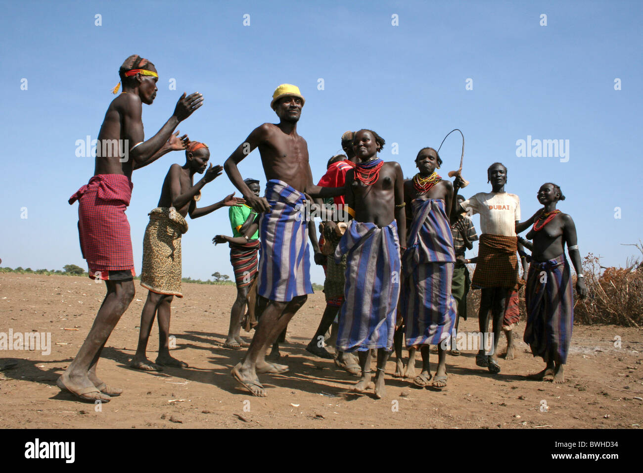 Les tribus Dassanech effectuant la danse traditionnelle, Omorate, vallée de l'Omo, Ethiopie Banque D'Images