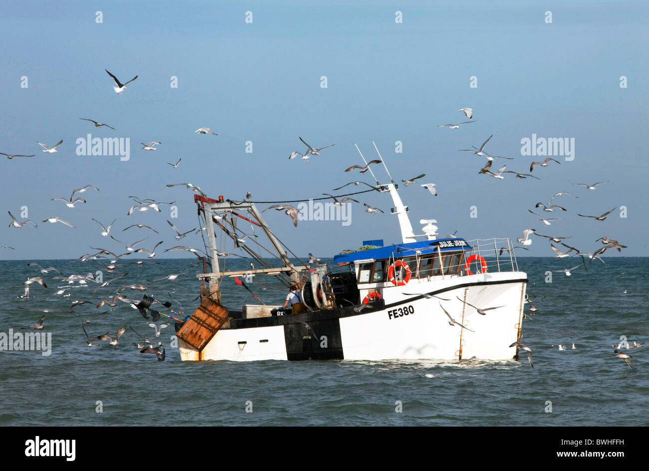 Cette coque catamaran est de moins de 10 mètres de long et fonctionne comme une journée de pêche côtière chalutier au large de Dungeness. DAVID MANSELL Banque D'Images