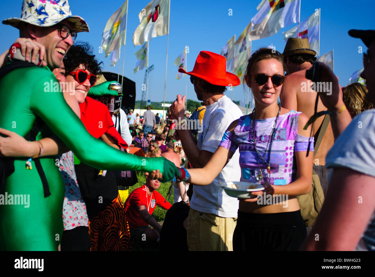 Un homme dans une robe de combinaison en lycra saluer les gens à Glastonbury Festival 2010 Banque D'Images