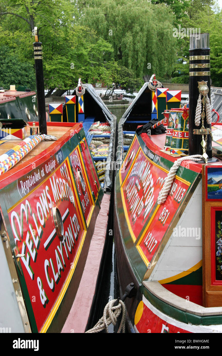 Peint deux étroites du canal en bateau Petite Venise Londres Banque D'Images