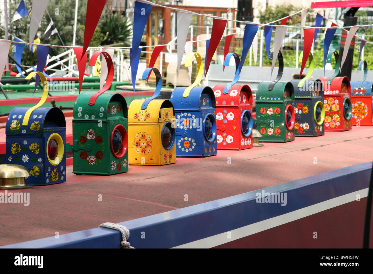 Lanternes traditionnellement peints de roses alignés sur le haut d'un bateau étroit Banque D'Images
