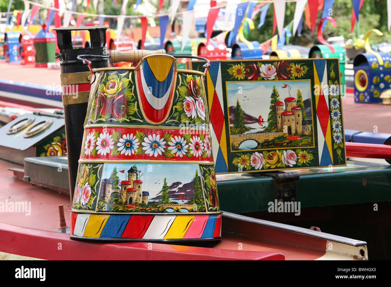 Decotated buckby pouvez traditionnellement peints avec des châteaux et des roses sur le dessus d'un bateau étroit Banque D'Images