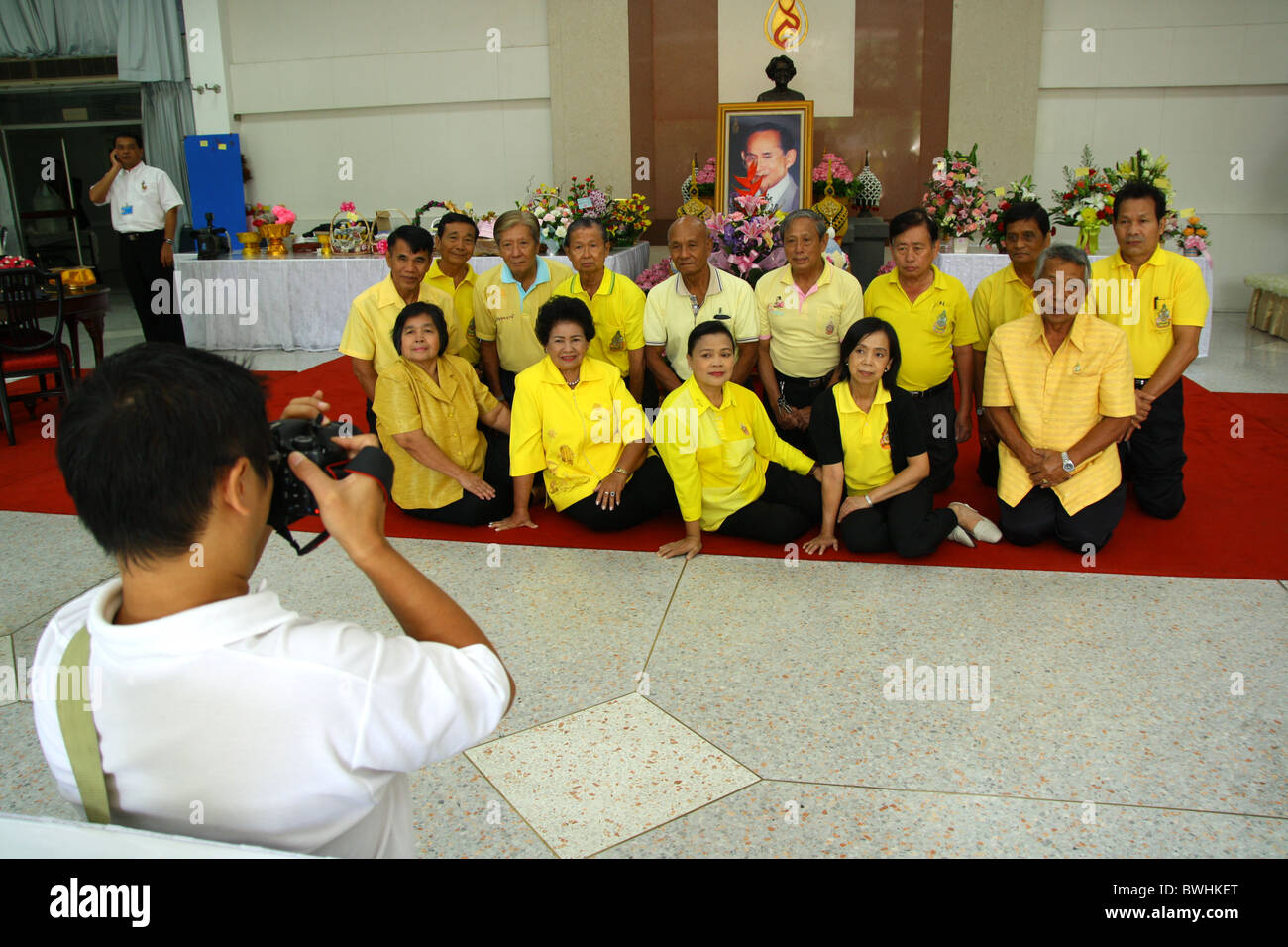Les thaïlandais au cours de photographie prise de prier pour le rétablissement de l'hôpital Siriraj le Roi Bhumibol Adulyadej Banque D'Images