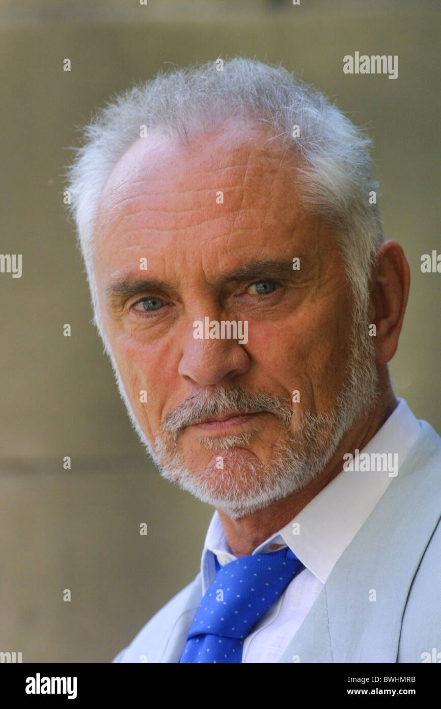 TERENCE STAMP, acteur, DANS LA VILLE POUR PROMOUVOIR NOUVEAU FILM 'FELLINI:JE SUIS UN MENTEUR né", FESTIVAL INTERNATIONAL DU FILM D'EDIMBOURG, 24.08.02. Banque D'Images