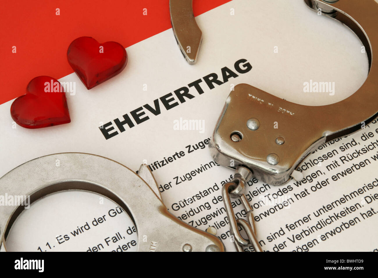 Contrat de mariage avant contrat par contrat partenaires mates permettent la séparation de la partie papier document tenue le Banque D'Images