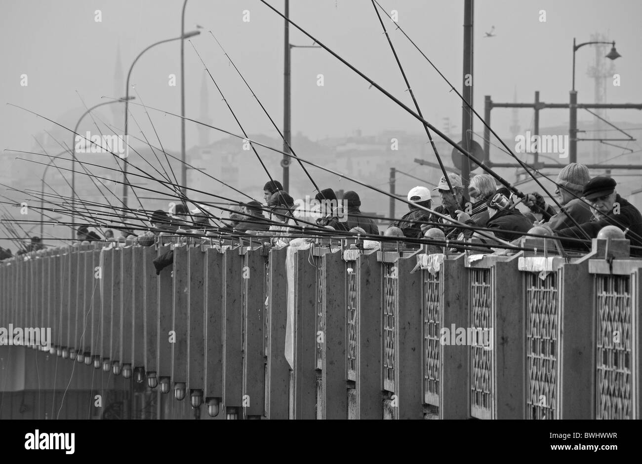 ISTANBUL, TURQUIE. Pêcheurs dans la Corne d'or à partir de la fin de l'Karakoy pont de Galata. 2010. Banque D'Images