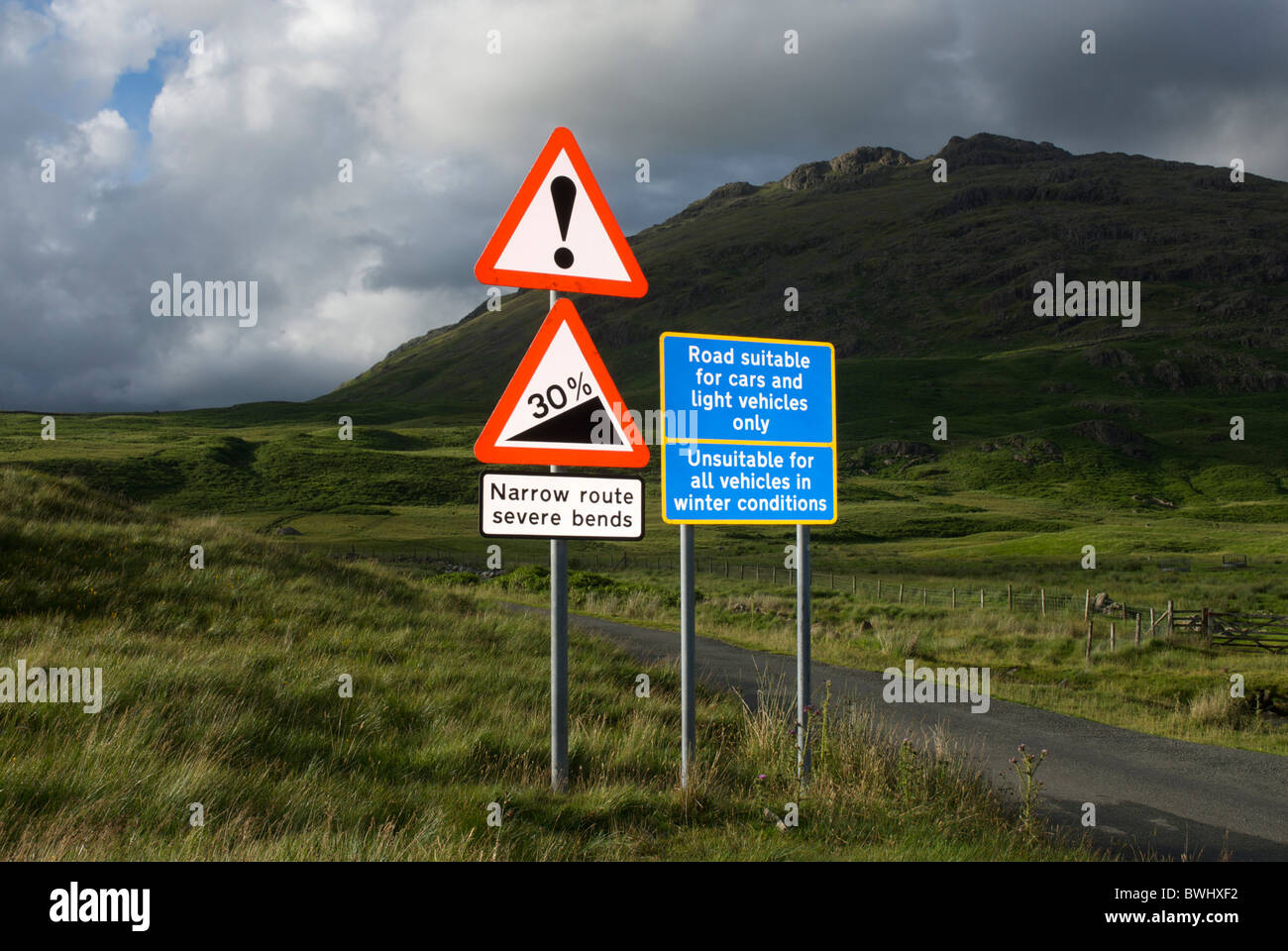 La signalisation routière des routes escarpées et d'avertissement de l'hiver, l'Hardknott et Wrynose passe, Lake District, Cumbria, Angleterre, Royaume-Uni Banque D'Images