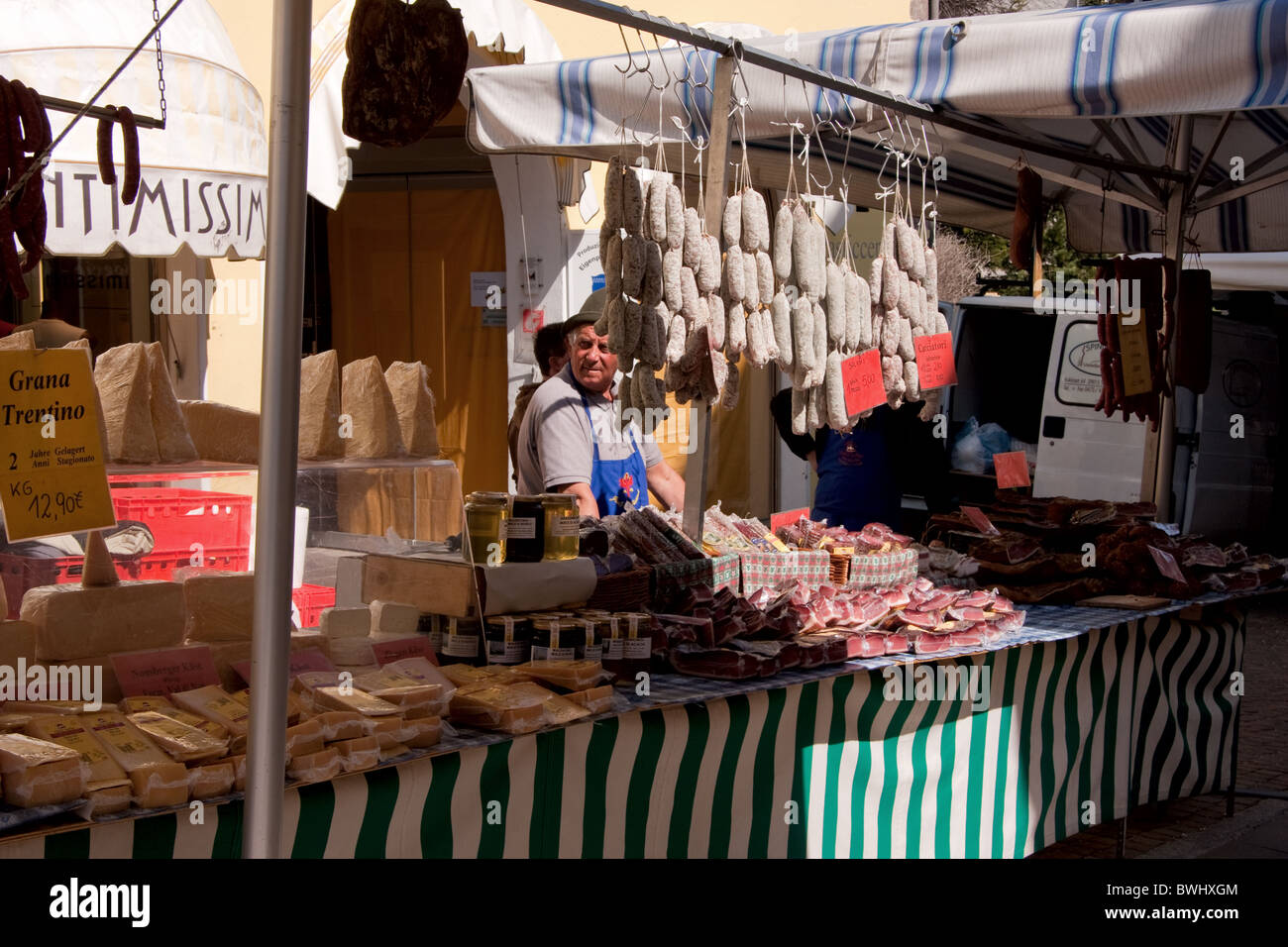 Butcher derrière son échoppe dans village de Ortisei St Ulrich Italie Banque D'Images