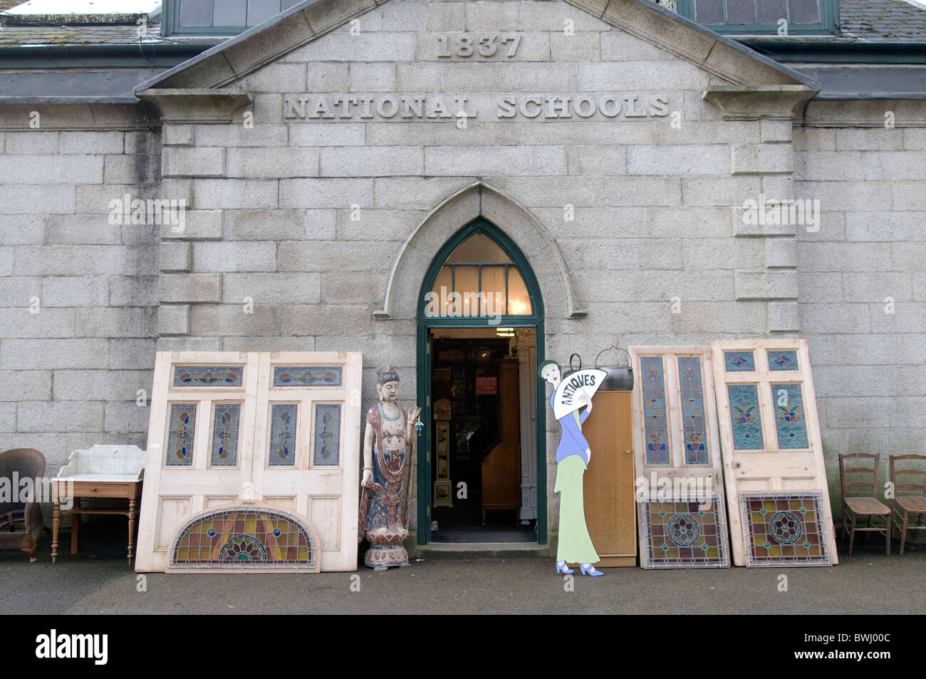 Une boutique d'antiquités à Penryn, Cornwall qui a été converti à partir d'une ancienne école. Banque D'Images