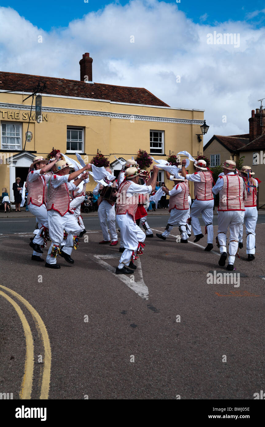 Thaxted Morris Men Dancing dans Bolford rue devant l'Swan Hotel Thaxted Banque D'Images