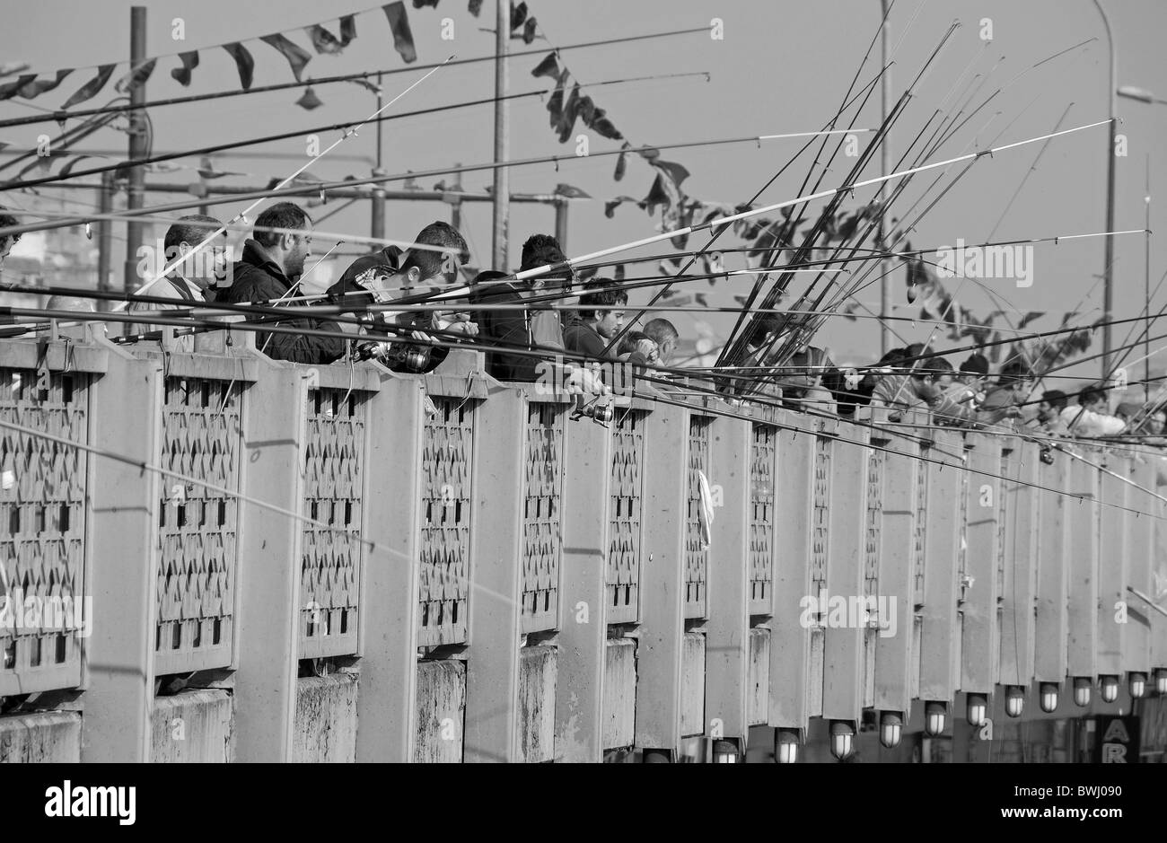 ISTANBUL, TURQUIE. Pêcheurs dans la Corne d'Eminonu à partir de la fin du pont de Galata. 2010. Banque D'Images
