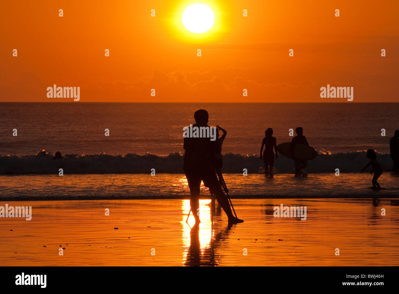 La prise de vue photographe parfait coucher de soleil à la plage de Kuta, Bali, Indonésie Banque D'Images