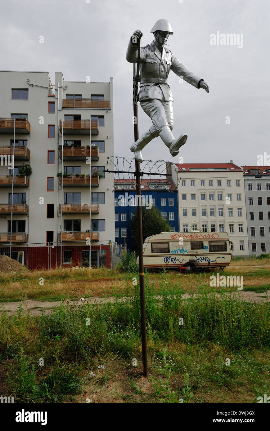 Berlin. L'Allemagne. Monument à la frontière allemande est guard Hans Conrad Schumann sur un ancien article de la "mort bande'. Banque D'Images