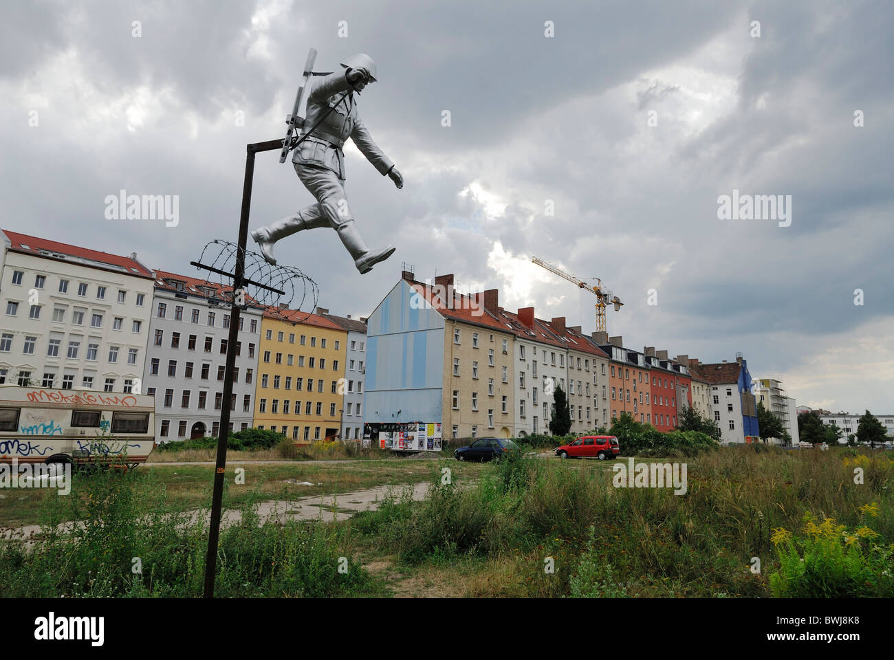 Berlin. L'Allemagne. Monument à la frontière allemande est guard Hans Conrad Schumann sur un ancien article de la "mort bande'. Banque D'Images