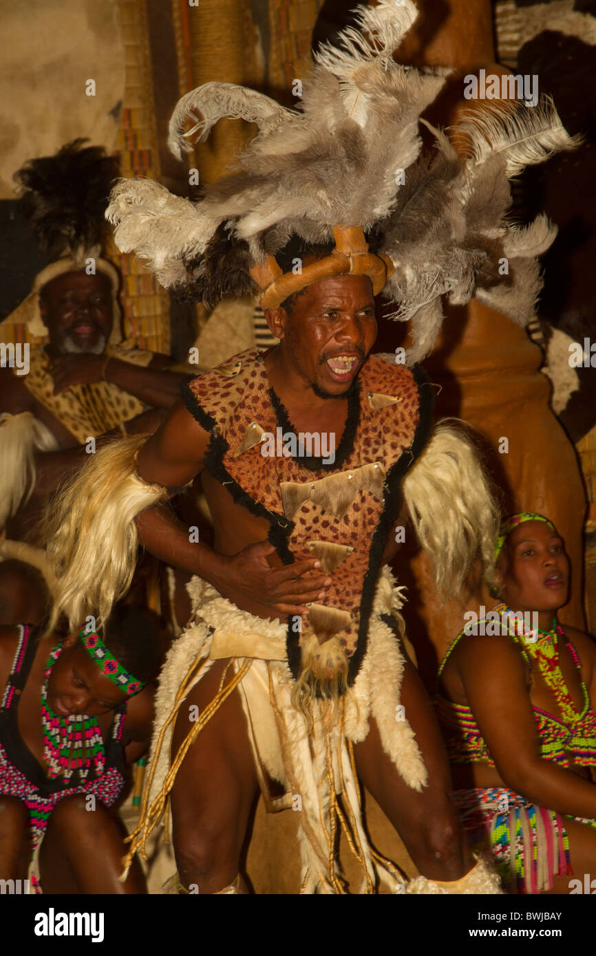 Guerrier zoulou Danse, Shakaland, Afrique du Sud Banque D'Images