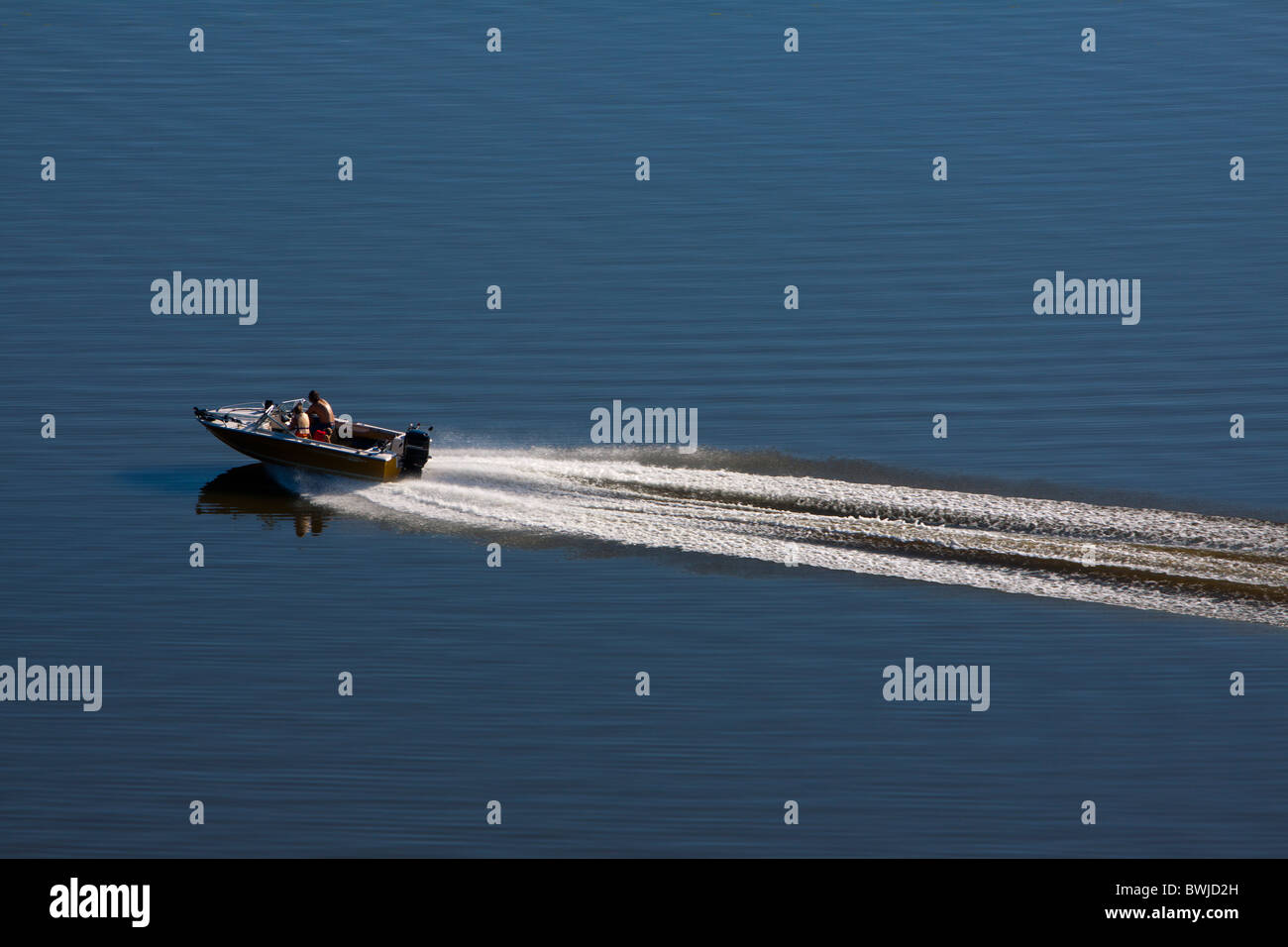 Un bateau de vitesse fait un grand service sur le fleuve Mississippi. Banque D'Images