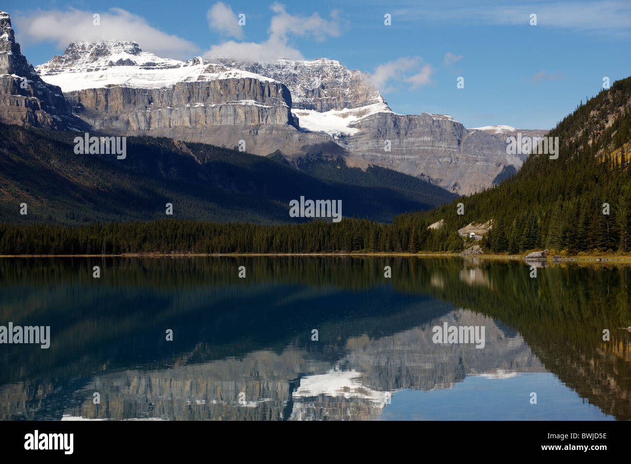 Le Lac de la sauvagine dans le parc national Jasper, dans les Rocheuses canadiennes en Alberta Banque D'Images