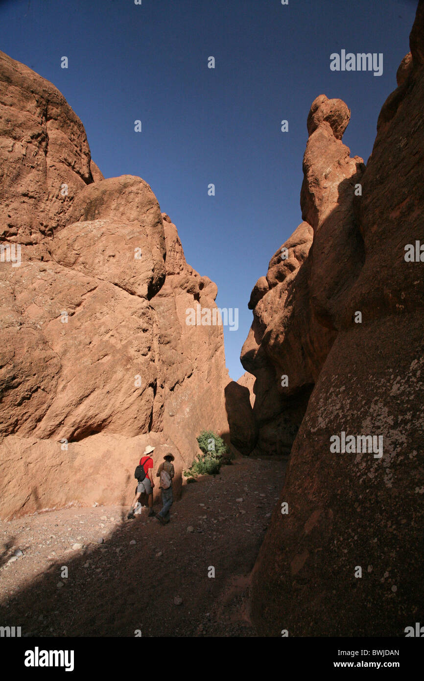 Randonnée pédestre randonnées touristiques Couple gulch rocher vallée du Dadès Gorges Maroc Afrique du Nord Banque D'Images