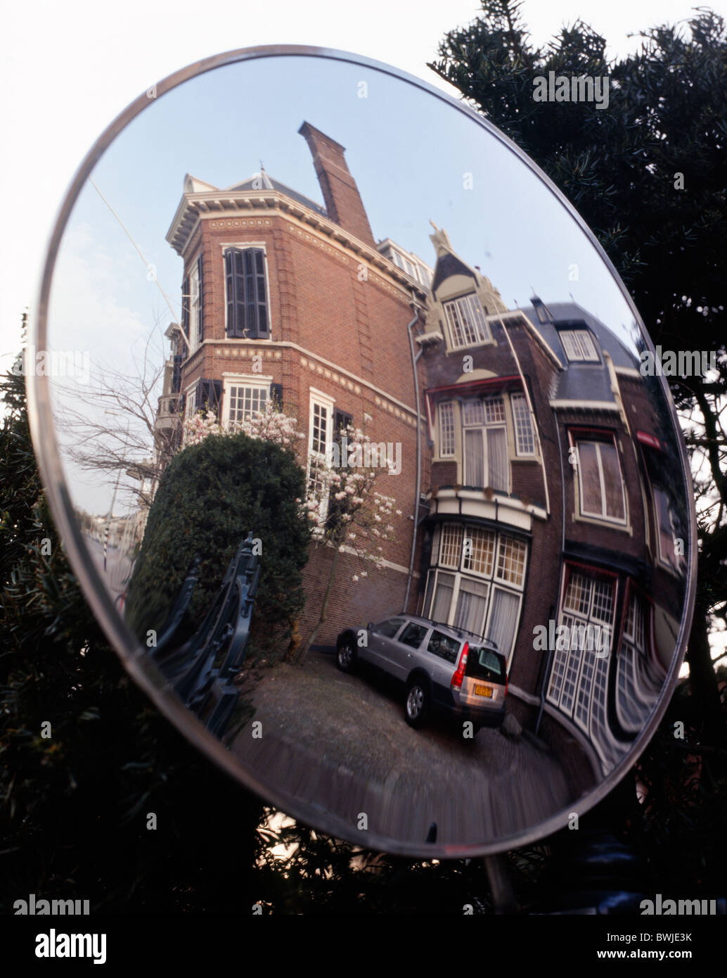 Image miroir d'un quartier historique maison privée dans un miroir de sécurité rond, La Haye, NL Banque D'Images