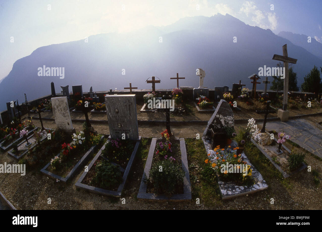 Tombes du cimetière cour donjon Alpes montagnes humeur canton Valais Suisse Europe religion Christianisme Banque D'Images