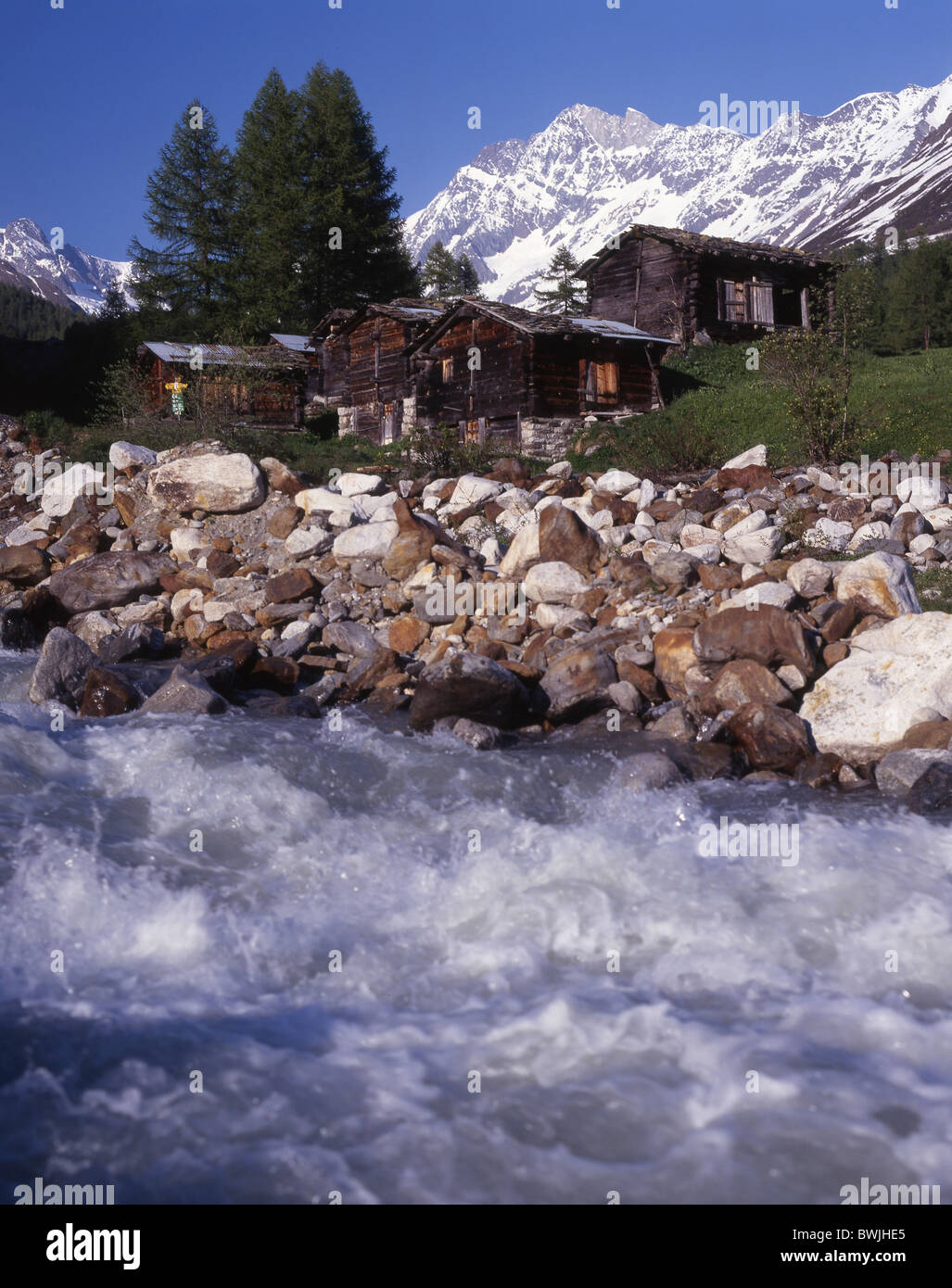 Kuhmad Lotschental rive règlement hameau mountain brook brook Lonza Alpes montagnes canton Valais Banque D'Images