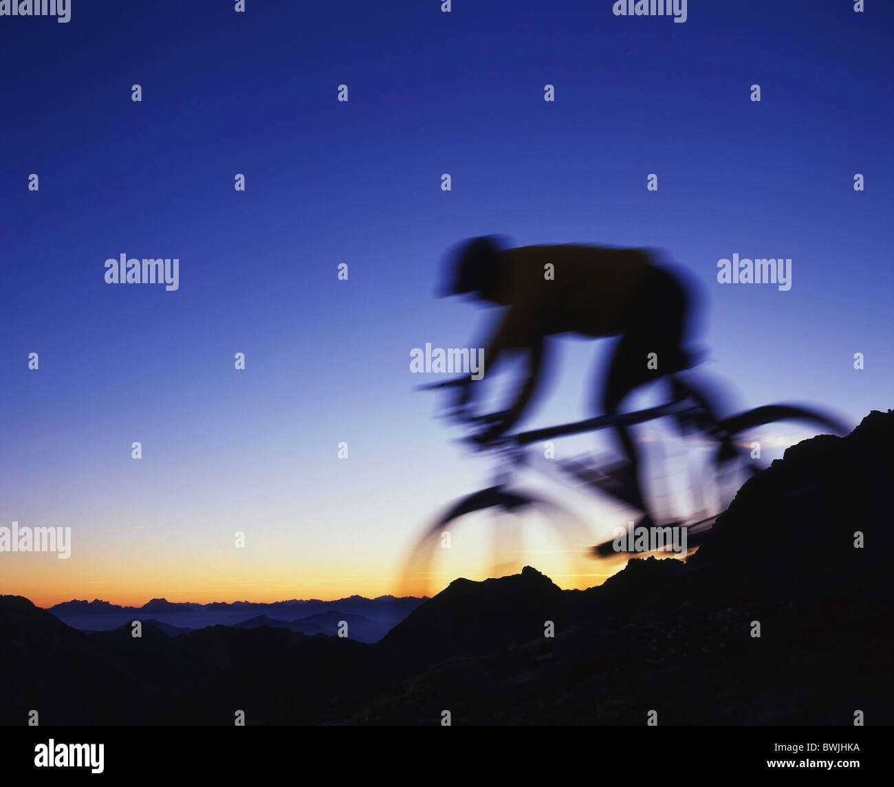 Vtt de descente de vélo Vélo action silhouette VTT VTT Location de vélo de montagne au crépuscule de l'humeur twilig Banque D'Images