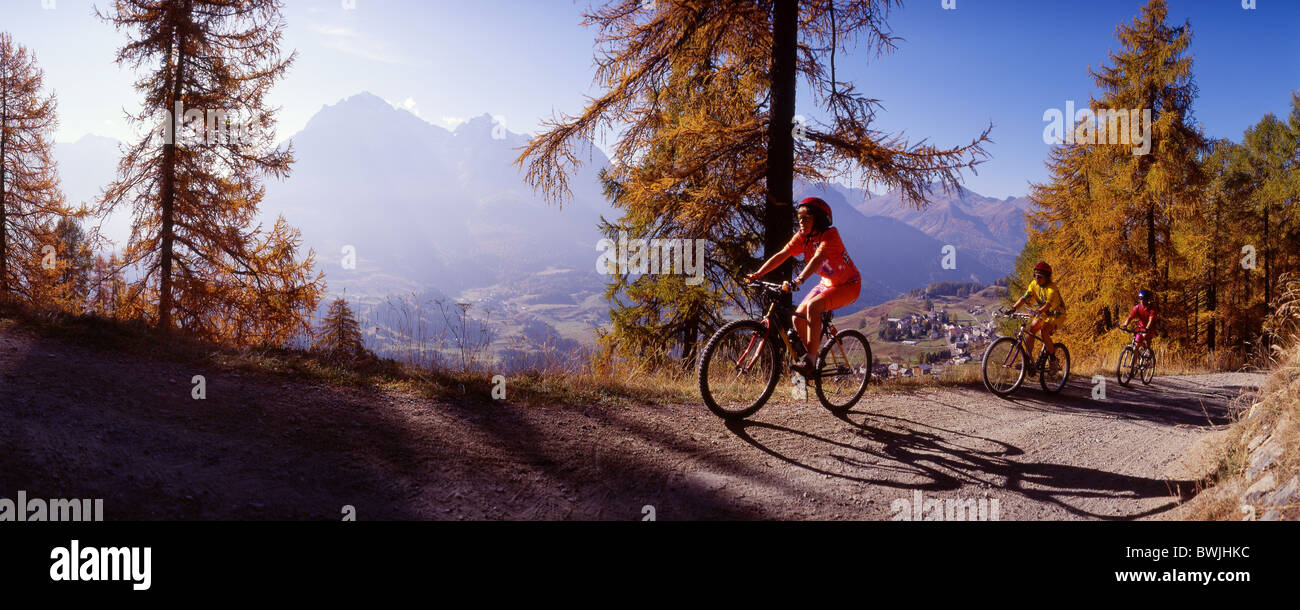 Location VTT groupe vtt vélo bicyclette location vélo de montagne paysage paysage d'automne des mélèzes moun Banque D'Images