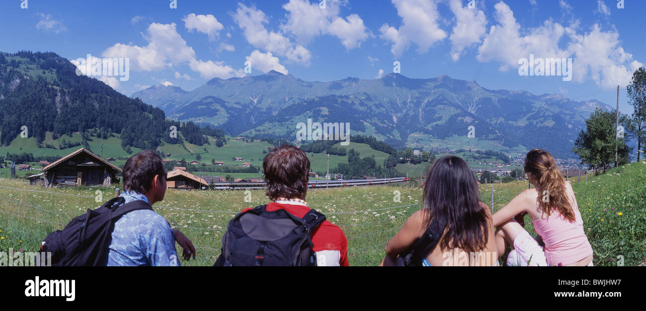 Travelers Group reste l'observation du paysage paysage railroad train BLS Chemin de fer fer fleur Alpes montagnes Banque D'Images