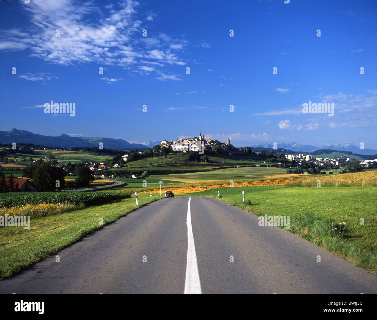 Route de campagne rue ville ville Romont paysage paysage de la chaîne alpine canton Fribourg Suisse Europe Banque D'Images