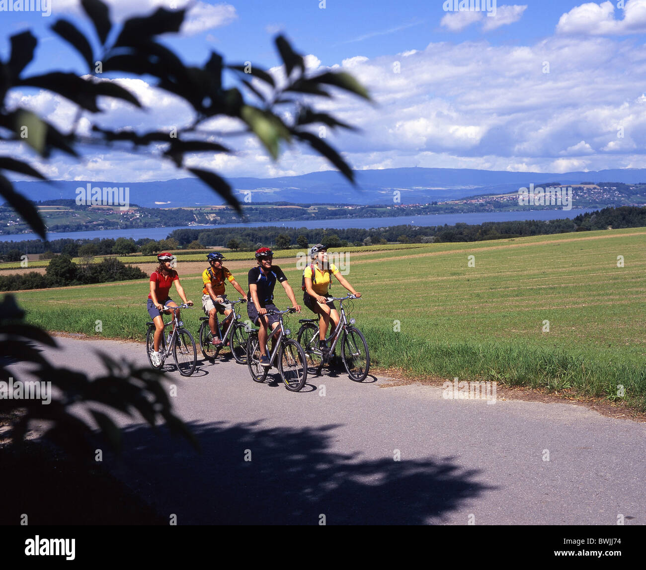 1900 Groupe d'été à bicyclette près de Avenches paysage paysage Lac de Morat Morat canton Vaud Switzerlan Banque D'Images