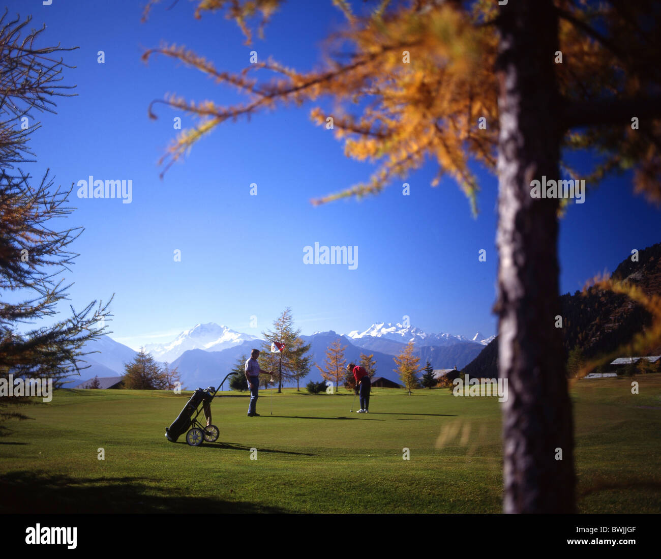 Riederalp golf golf sport golf golfeur vert Couple complexe du site Alpes montagnes automne canton Valais Banque D'Images
