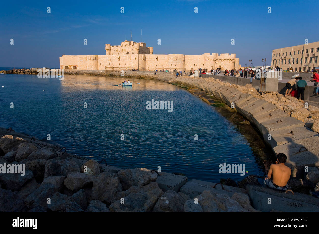 La Corniche et Fort QaitBey, construite sur le site de l'historique phare, Alexandrie, Egypte Banque D'Images