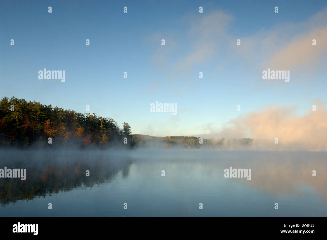 Paysage paysage paysage lac Laurel Lake Lac eau brouillard brouillard au sol en automne crépuscule crépuscule humeur matin Banque D'Images