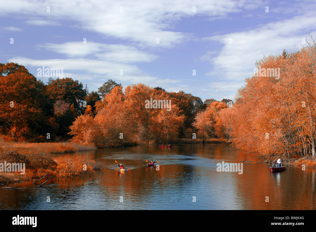 Paysage d'automne paysage d'automne river canoe bateaux temps libre reste Concord River minute un national Banque D'Images