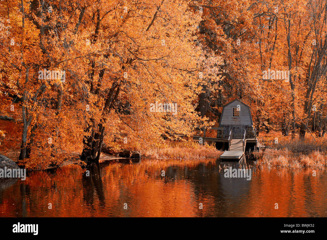 Paysage d'automne paysage d'automne passerelle rivière hut Concord River une minute historique national par Banque D'Images