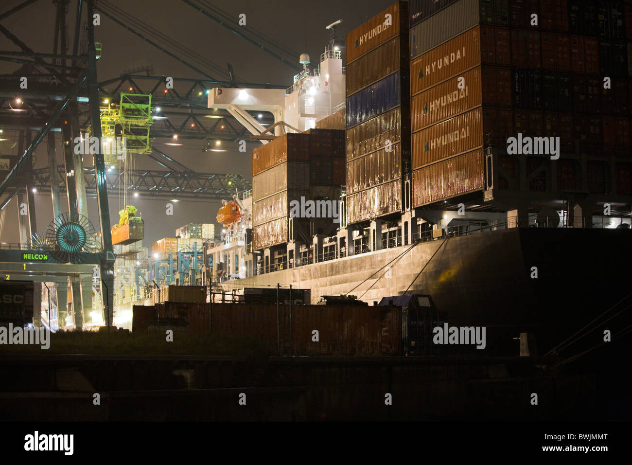 Porte-conteneurs en cours de déchargement à quai, Port d'Anvers Banque D'Images