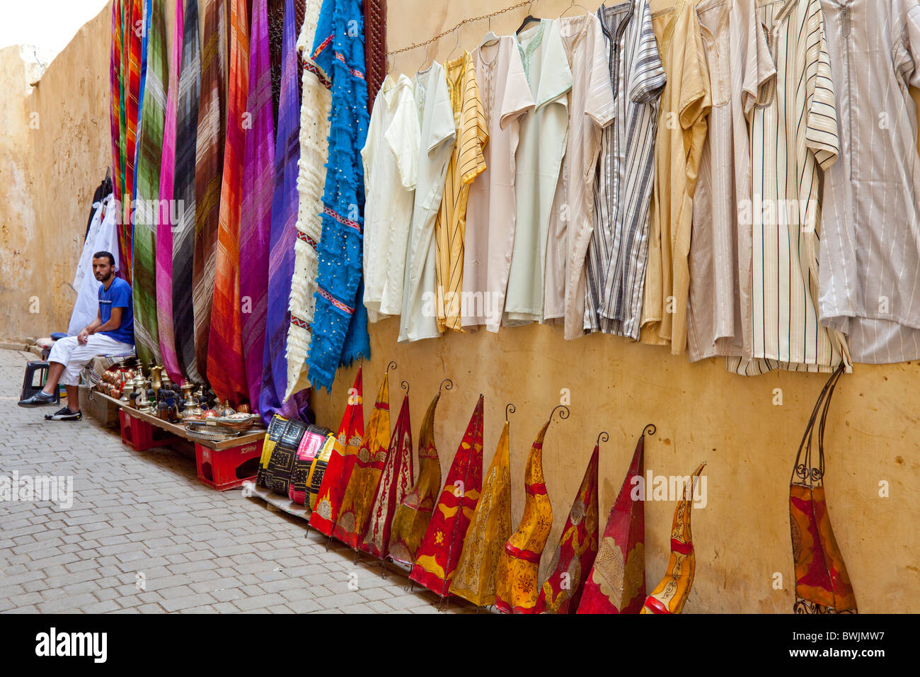 Boutiques et magasins dans la médina, vieille ville de Fes, Maroc. Banque D'Images