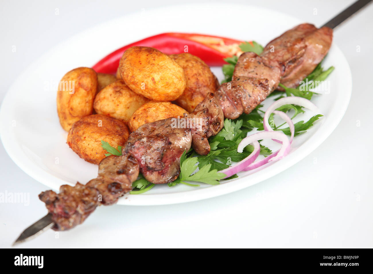 Boeuf grillé shish kebab broche avec pommes de terre au four Photo Stock -  Alamy